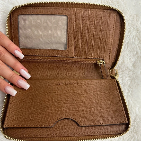 MICHAEL KORS BROWN WALLET/ WRISTLET - Picture 4 of 5